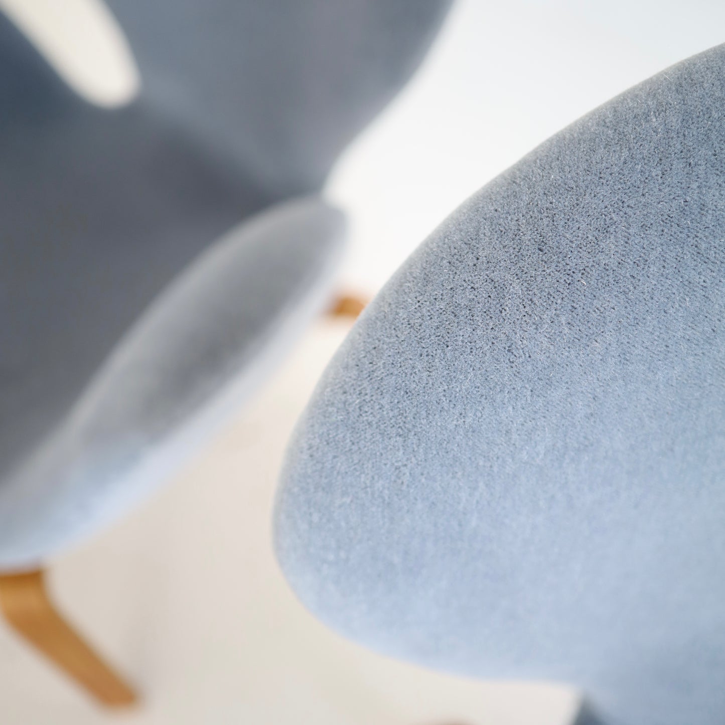 Rare No. 4325 “Swan” Chair by Arne Jacobsen