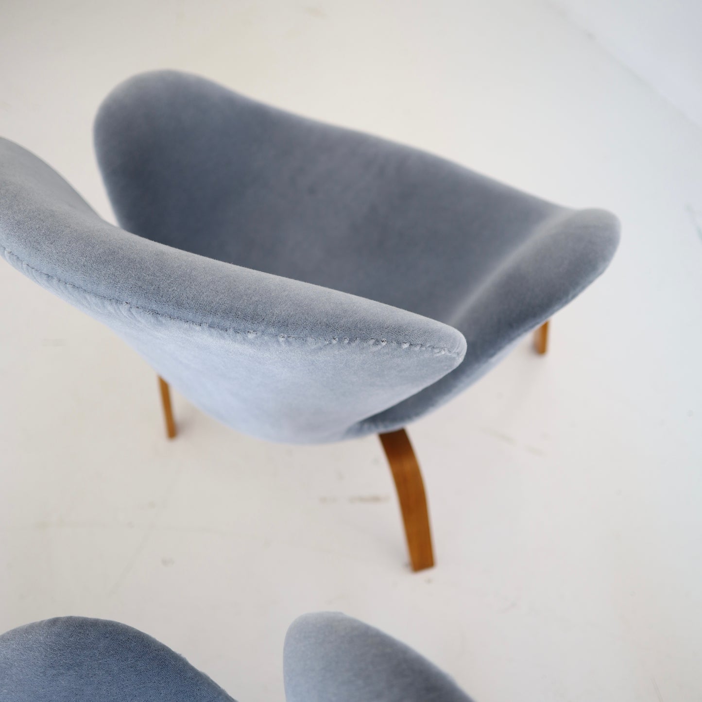 Rare No. 4325 “Swan” Chair by Arne Jacobsen