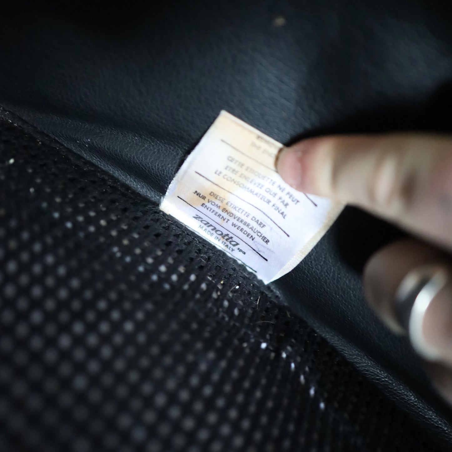 Onda Loveseat by De Pas, D’Urbino, and Lomazzi