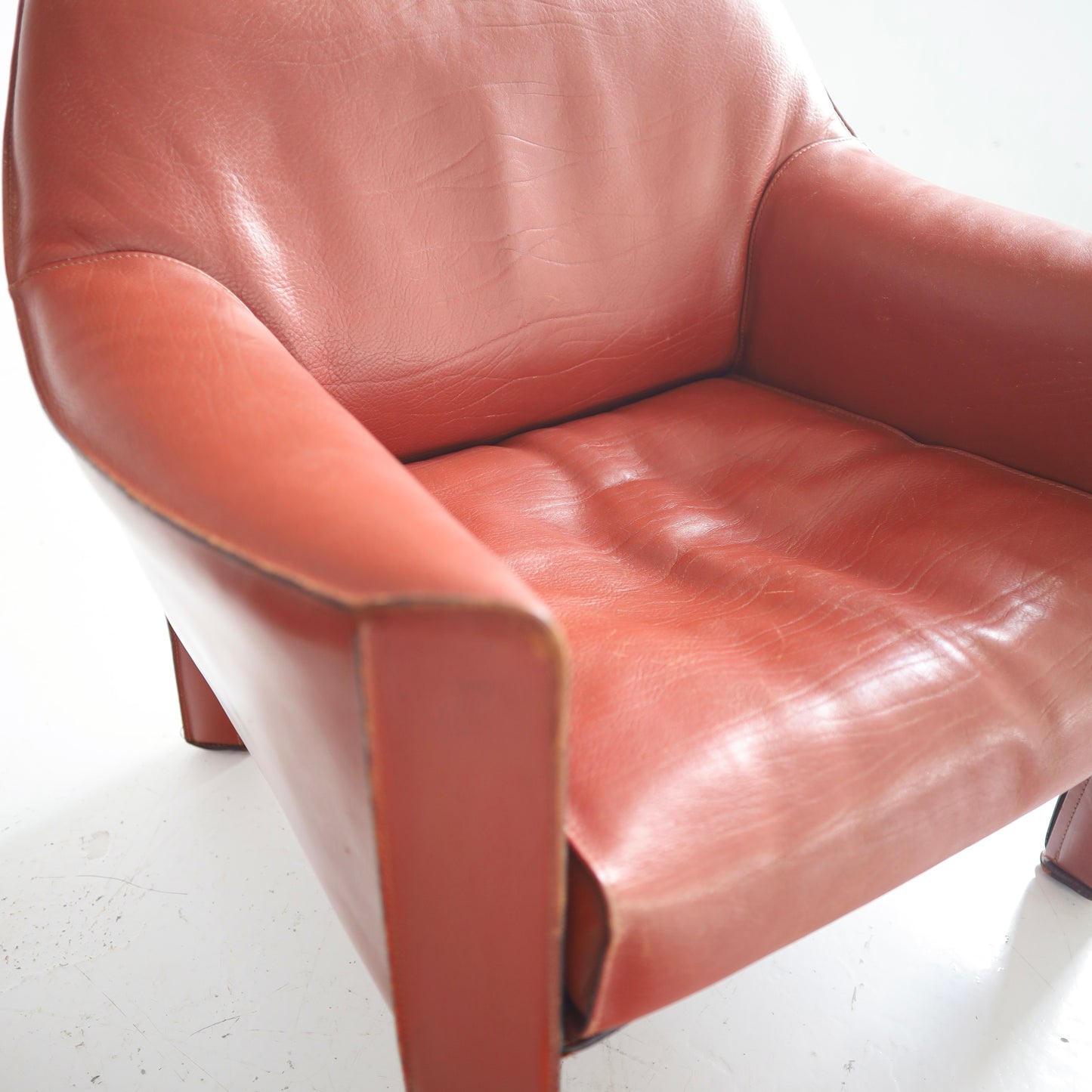 Mario Bellini 415 Cab Lounge Chairs, a pair