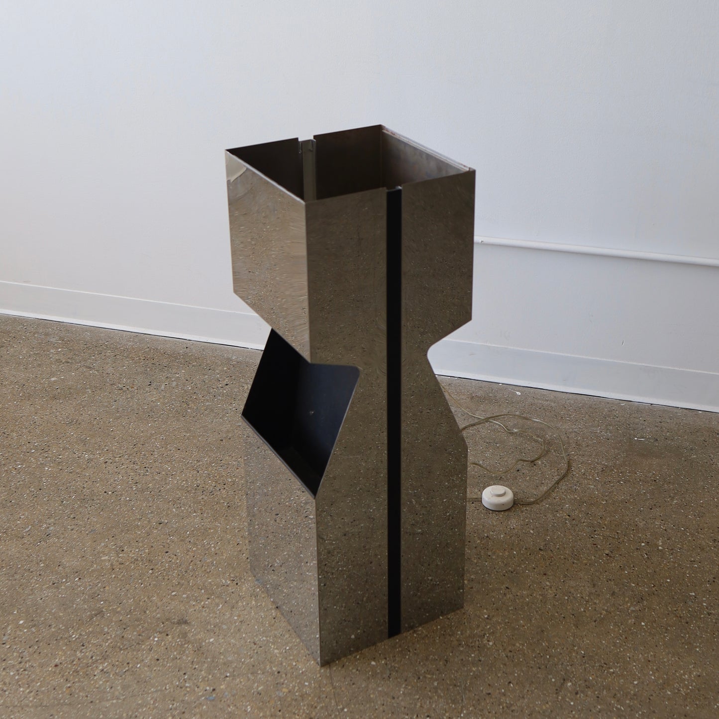 Neal Small Lamp / Magazine Rack