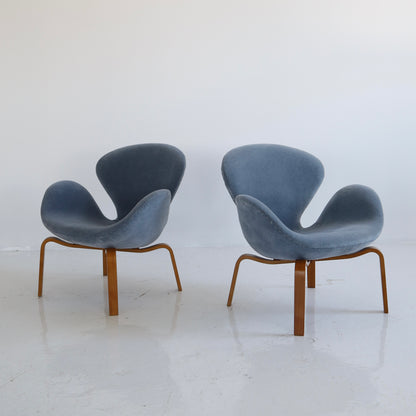 Rare No. 4325 “Swan” Chair by Arne Jacobsen