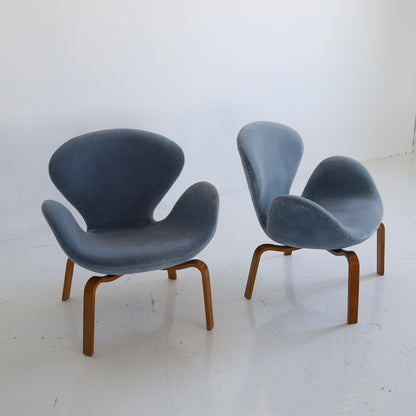 Rare No. 4325 “Swan” Chair by Arne Jacobsen
