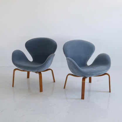 Rare No. 4325 “Swan” Chair by Arne Jacobsen