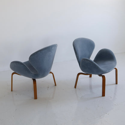 Rare No. 4325 “Swan” Chair by Arne Jacobsen